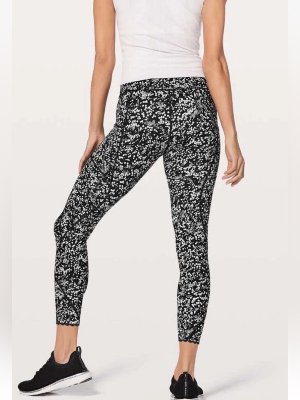 Lululemon Tight Stuff Tight II a Chirasu Black White Dot Size 6